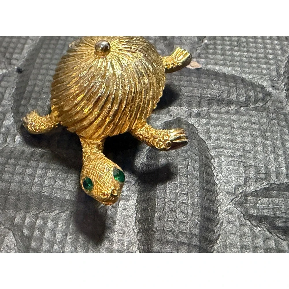 Turtle Brooch Gold Tone Shell Emeral Green Rhinestone Eyes Pin Textured Vintage